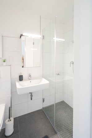 Een douche, een haardroger, handdoeken