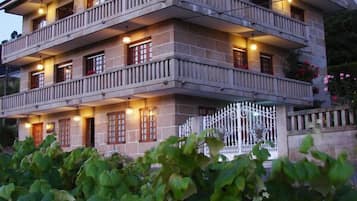 Voorkant accommodatie - avond/nacht