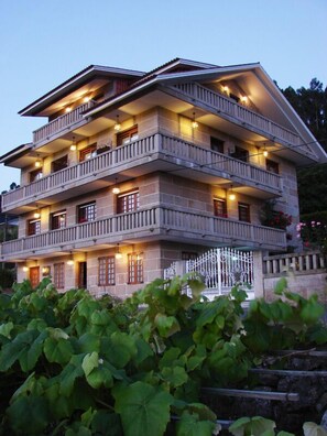 Façade de l’hébergement - soirée/nuit