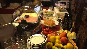 بوفيه فطور مجانًا يوميًا