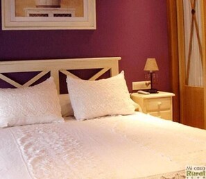 Individually decorated, individually furnished, free WiFi, bed sheets - As Adegas (Poio)