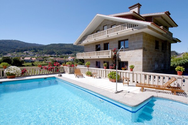 Piscine extérieure (ouverte en saison), chaises longues