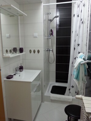 Deluxe Studio | Bathroom | Shower, hair dryer, slippers, towels - Studio Apartments Korosteljev (Osijek)