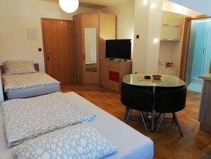 Family Studio | Desk, iron/ironing board, free WiFi, bed sheets - Studio Apartments Korosteljev (Osijek)