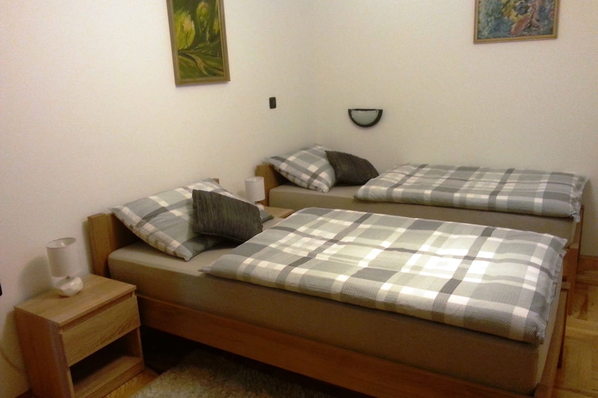 Deluxe Studio | Desk, iron/ironing board, free WiFi, bed sheets