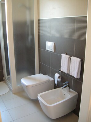Shower, free toiletries, hair dryer, bidet - B&B Fiera (Pero)