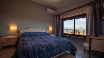 Tripla panoramica, vista mare | Minibar, una scrivania, Wi-Fi gratuito, lenzuola