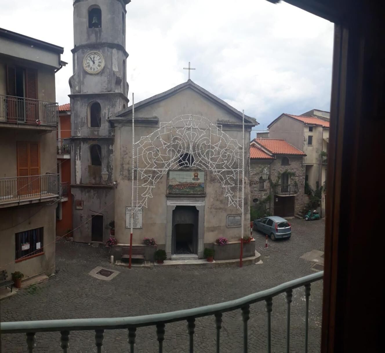 Une église dotée d’un clocher et d’un arc décoratif.