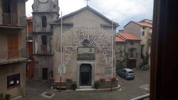 Une église dotée d’un clocher et d’un arc décoratif.