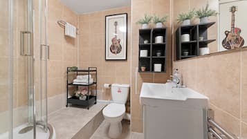 Asciugacapelli, asciugamani, sapone, shampoo