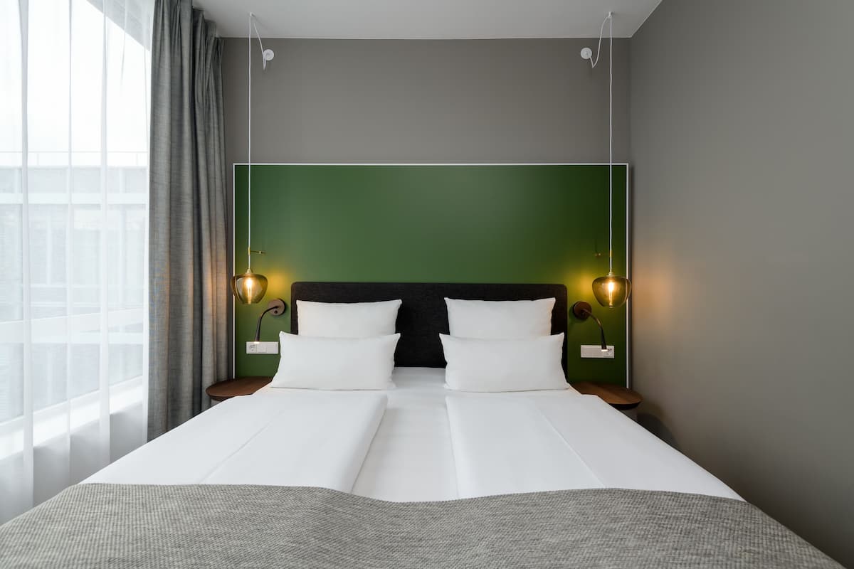 standard room | 1 bedroom, in-room safe, desk, soundproofing