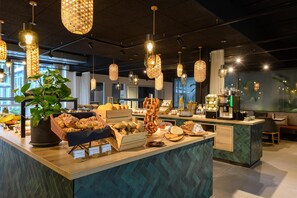 Daily buffet breakfast (EUR 22 per person) - Flightgate Munich Airport Hotel, a member of Radisson Individuals (Hallbergmoos)