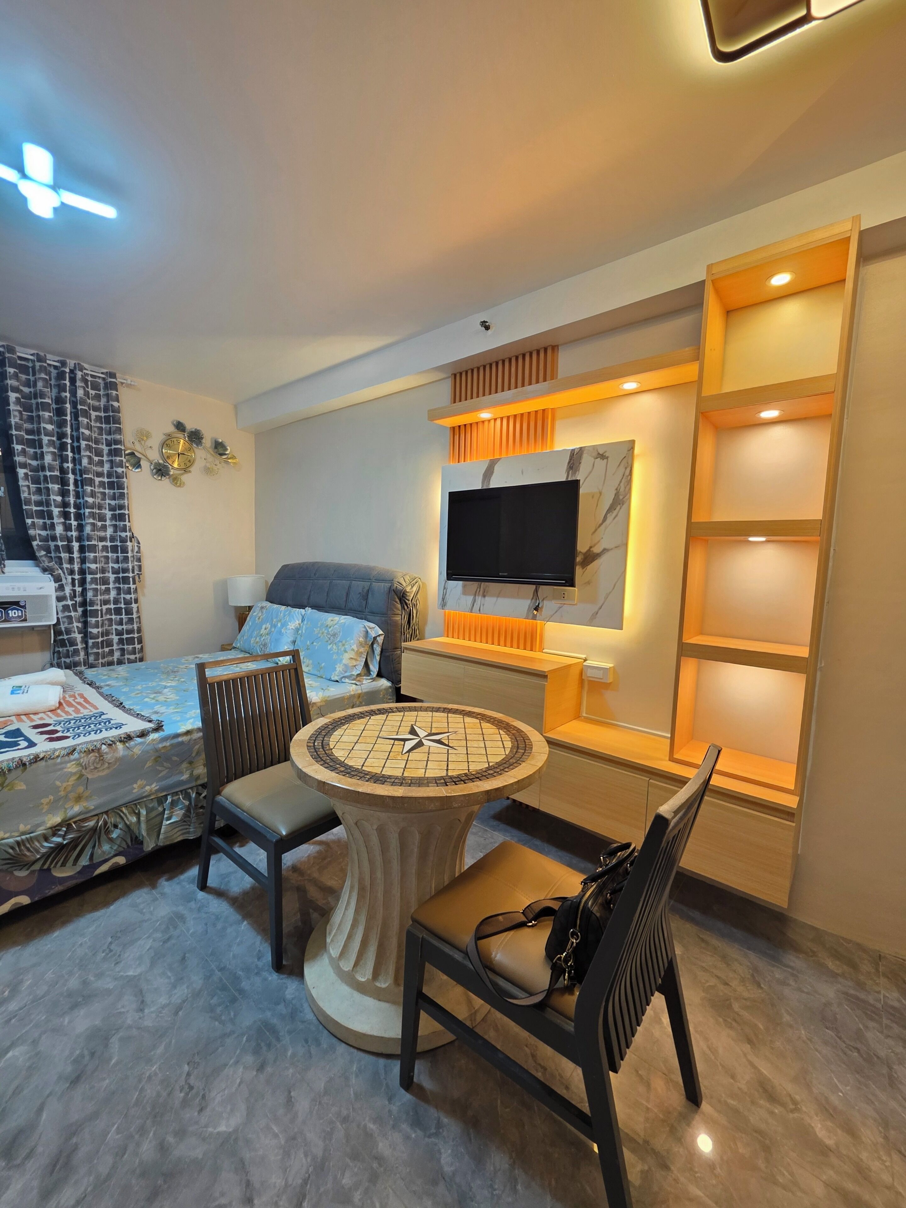 Business Studio Suite | Premium bedding, laptop workspace, soundproofing, iron/ironing board