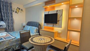 Business Studio Suite | Premium bedding, laptop workspace, soundproofing, iron/ironing board