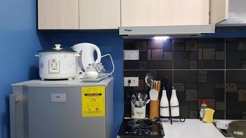 Suite estudio empresarial | Cocineta privada | Parrilla de estufa, tetera eléctrica, arrocera y condimentos