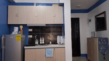 Suite Estudio Business | Cocina básica privada | Placa de cocina, hervidor eléctrico, arrocera y Artículos de limpieza