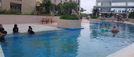 2 outdoor pools