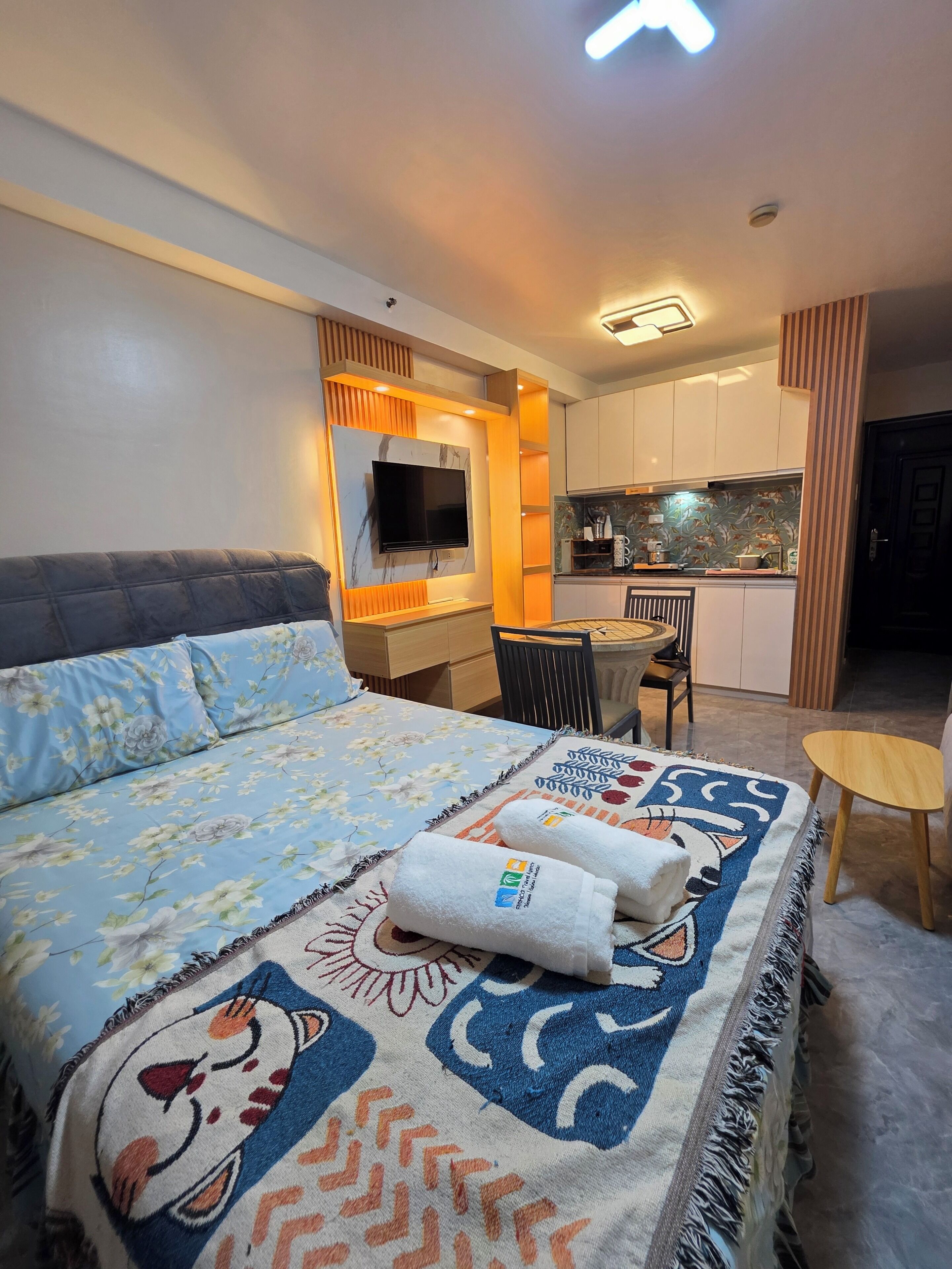 Business Studio Suite | Premium bedding, laptop workspace, soundproofing, iron/ironing board