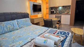 Business Studio Suite | Premium bedding, laptop workspace, soundproofing, iron/ironing board