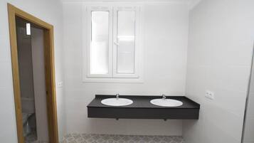 Regadera, toallas, papel de baño