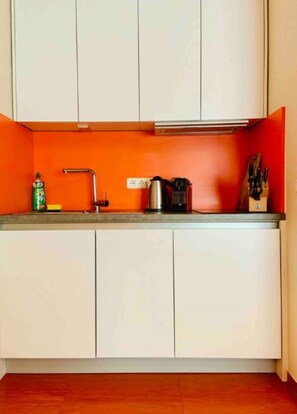 Diskmaskin, kaffe- och tebryggare och grytor/köksredskap