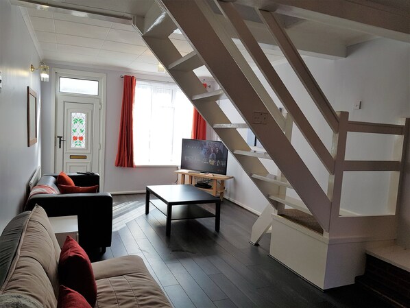 Living area - Garden City House- Huku Kwetu (Nottingham)