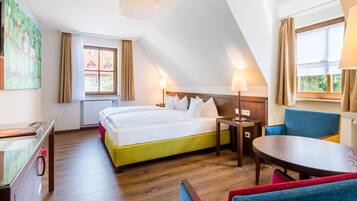 Tweepersoonskamer | Een bureau, babybedden, gratis wifi, beddengoed