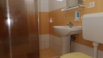 Classic-Dreibettzimmer | Badezimmer | Dusche, Handtücher, Seife, Toilettenpapier
