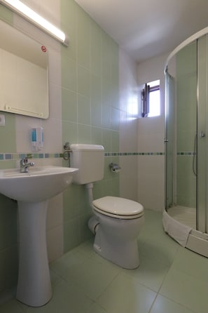 Classic Twin Room | Bathroom