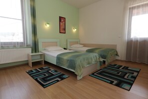 Laptop workspace, free WiFi, bed sheets - Pensiunea Maria (Floresti)