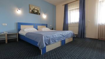 Phòng đôi phong cách cổ điển | Khu vực làm việc phù hợp cho laptop