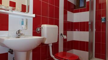 Phòng đôi phong cách cổ điển | Phòng tắm | Buồng tắm vòi sen, khăn tắm, xà phòng, giấy vệ sinh