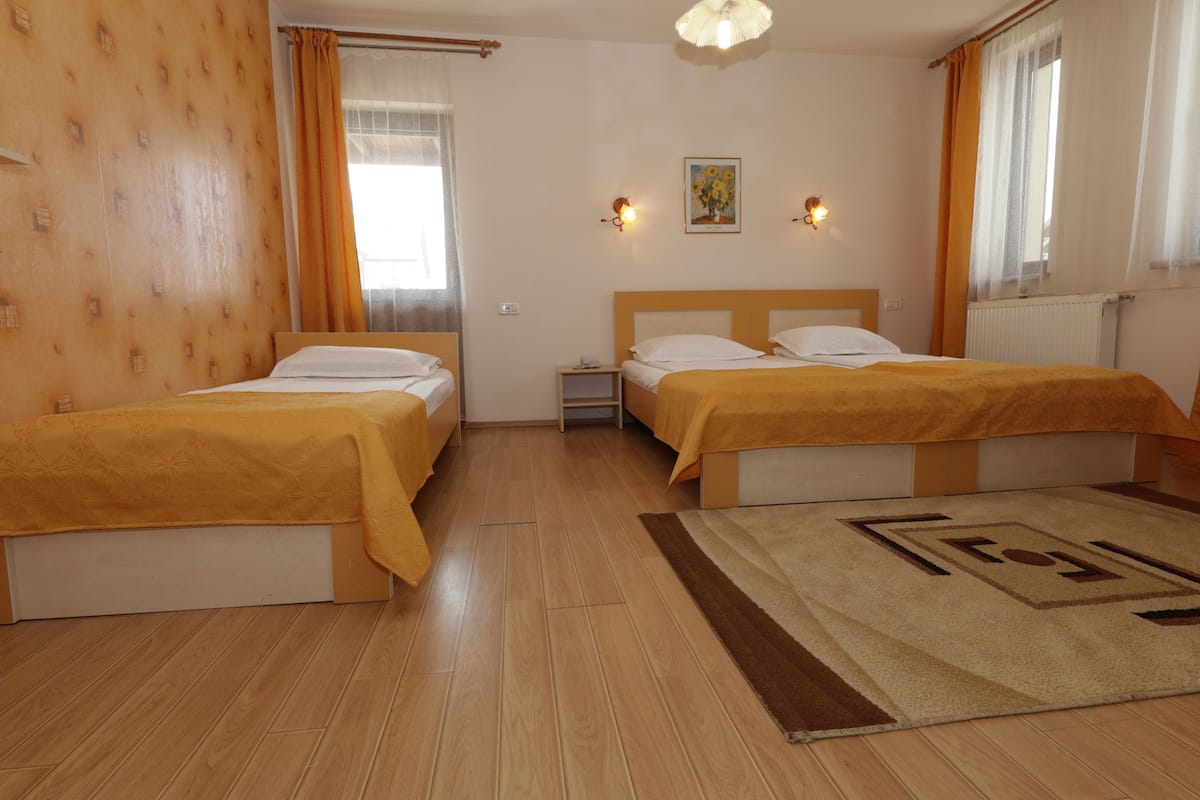 Chambre Triple Classique | Espace de travail pour ordinateur portable, Wi-Fi gratuit, draps fournis