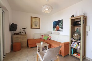 TV, books - Villa with pool and private waterfront (Jablanac)