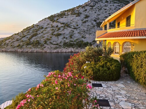 Villa with pool and private waterfront