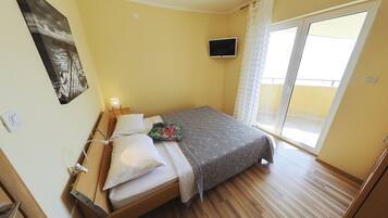 3 bedrooms, in-room safe, iron/ironing board, free WiFi