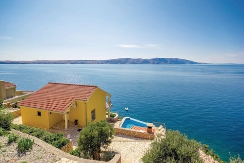 Villa mit Pool und Privatstrand