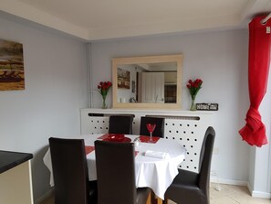 Standard House | Dining room - Penllech House - Huku Kwetu (Nottingham)