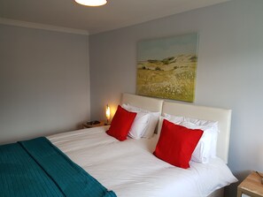 Casa standard | 3 quartos, roupas de cama antialérgicas, escrivaninha