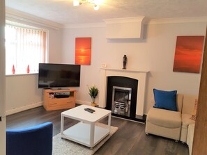 Standard House | Living area | 50-inch flat-screen TV with satellite channels, TV - Penllech House - Huku Kwetu (Nottingham)