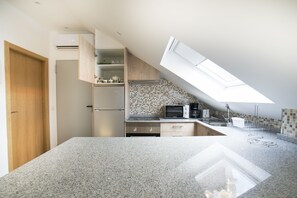 Apartamento, 1 quarto (1) | Cozinha privada | Geladeira grande, micro-ondas, fogão, cooktop