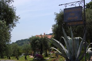A sign with text in a foreign language, surrounded by greenery and a building in the background. - Three-room apartment with breathtaking view 10 minutes from the 5 Terre, free Wi (La Spezia)