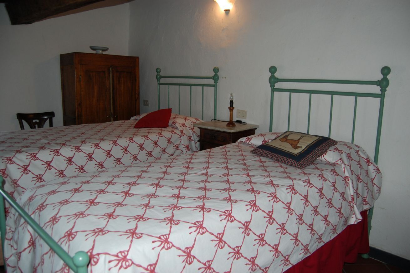 2 bedrooms, desk, bed sheets