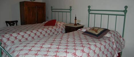 2 bedrooms, desk, bed sheets
