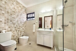 Combined shower/bathtub, hair dryer, bidet, towels - Spacious 4 bedroom villa, private pool, free air conditioning and wifi (Vilamoura)