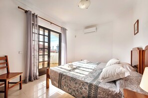 4 bedrooms, in-room safe, iron/ironing board, travel cot - Spacious 4 bedroom villa, private pool, free air conditioning and wifi (Vilamoura)