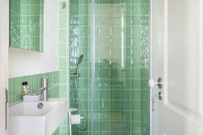 Kombinert dusj/badekar, hårføner, bidé og håndklær