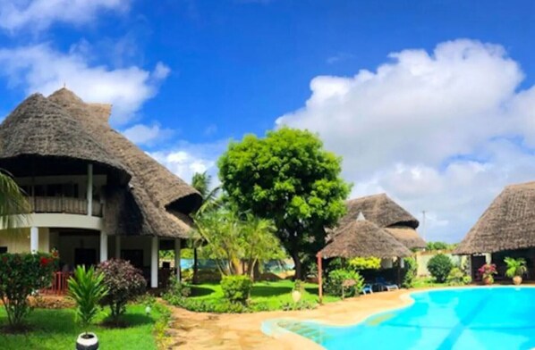 Outdoor pool - Diani Paradise Villas (Diani)