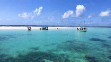 Beach nearby, sun loungers, beach towels