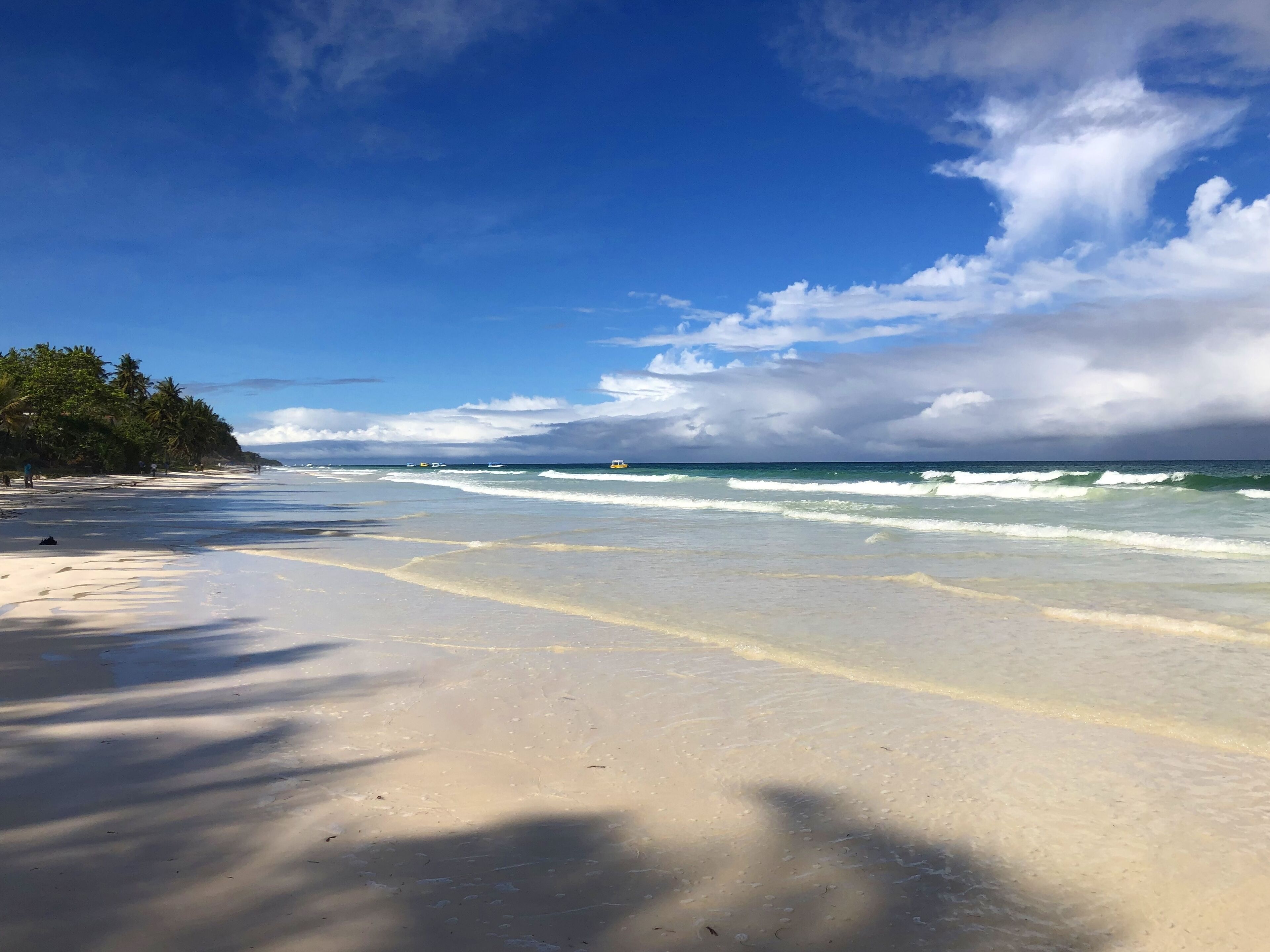 Beach nearby, sun loungers, beach towels